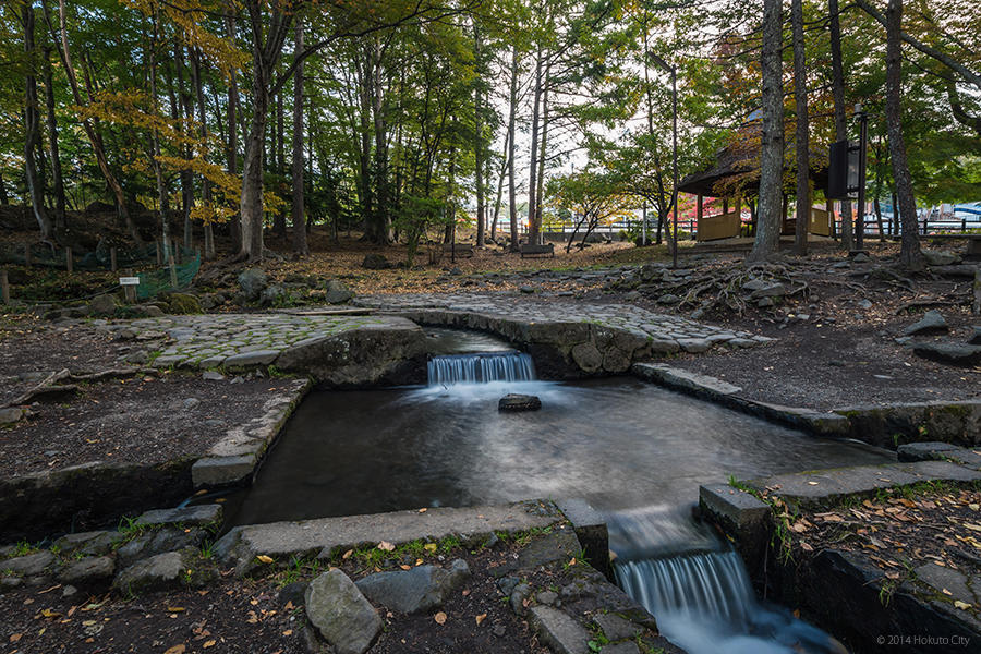 14.三分一湧水と平山郁夫シルクロード美術館 09の写真