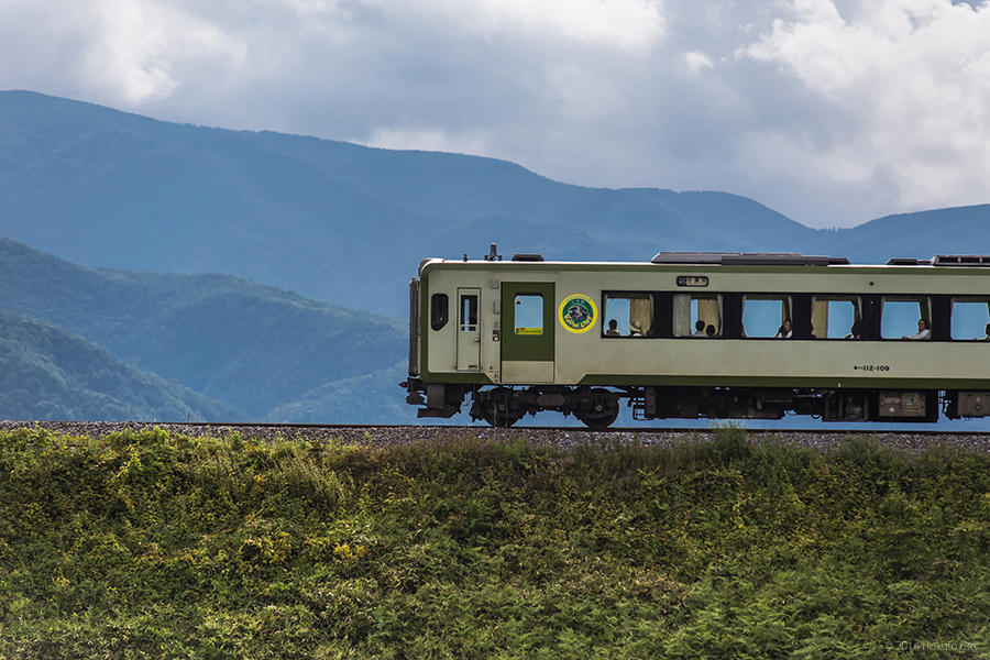 16.JR小海線（ハイブリッド車両）と八ヶ岳 01の写真