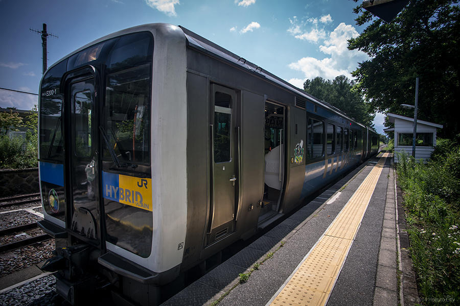 16.JR小海線（ハイブリッド車両）と八ヶ岳 02の写真