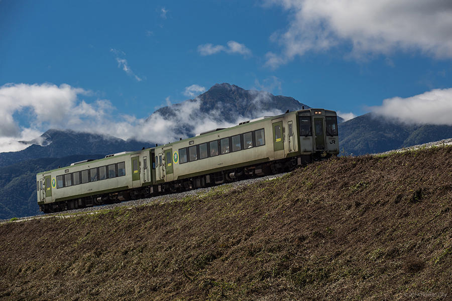 16.JR小海線（ハイブリッド車両）と八ヶ岳 04の写真