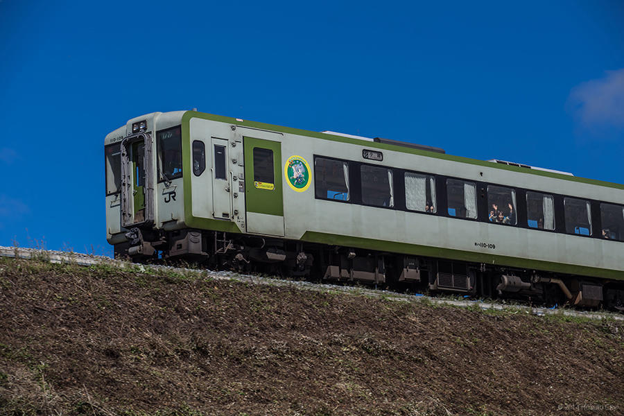 16.JR小海線（ハイブリッド車両）と八ヶ岳 05の写真