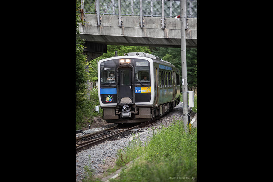 16.JR小海線（ハイブリッド車両）と八ヶ岳 10の写真