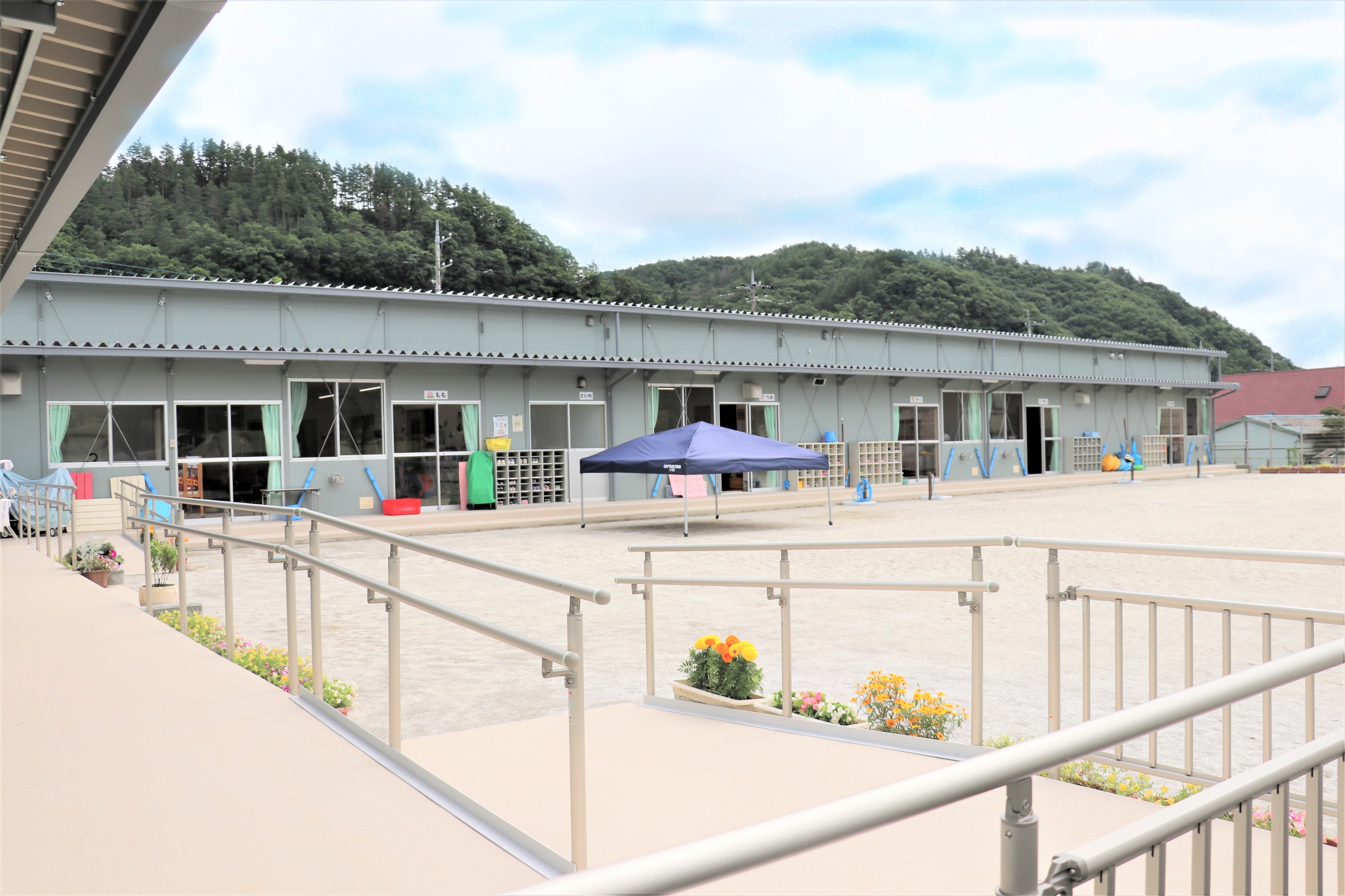 2仮園舎と園庭.jpg