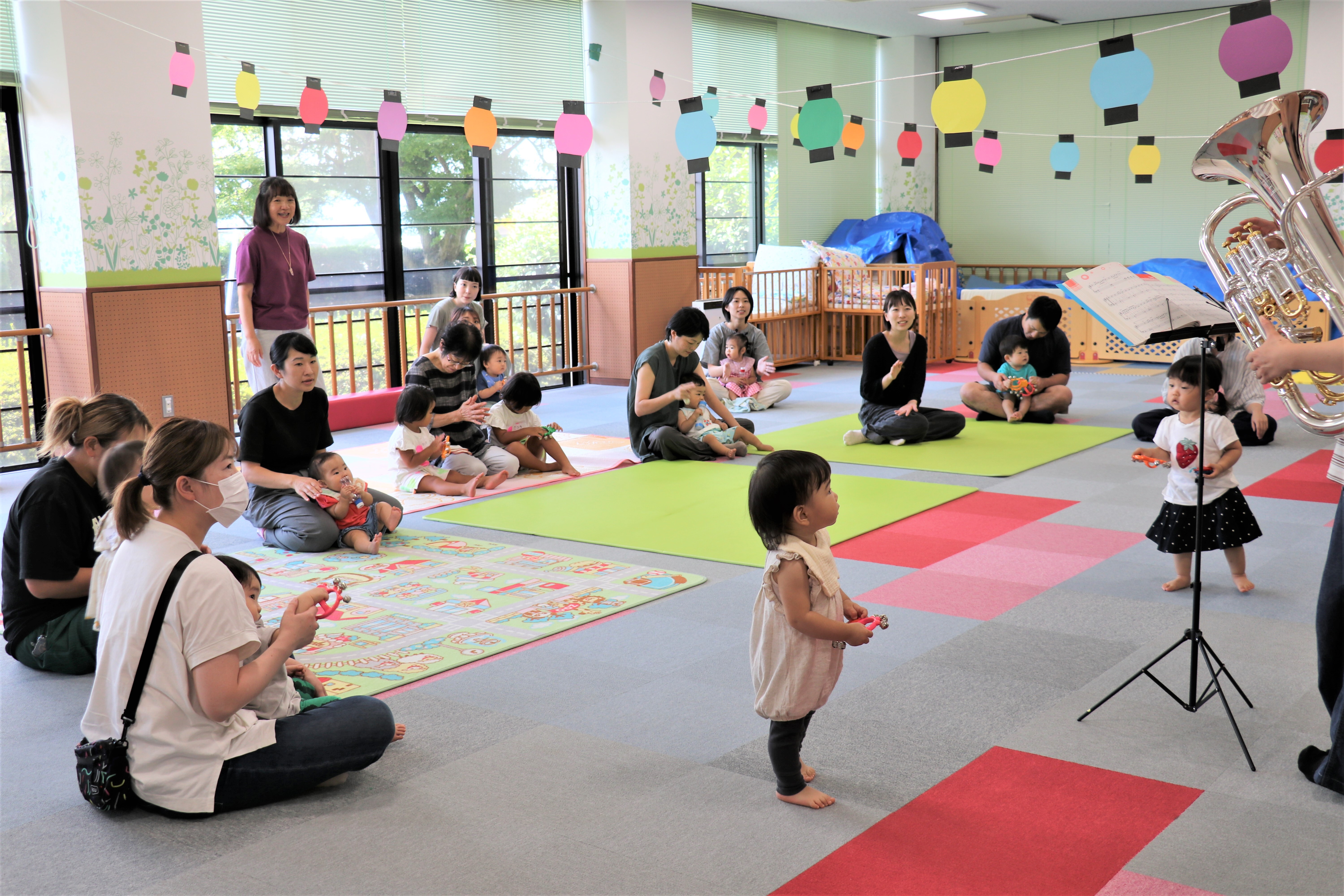 5手に楽器を持って.jpg