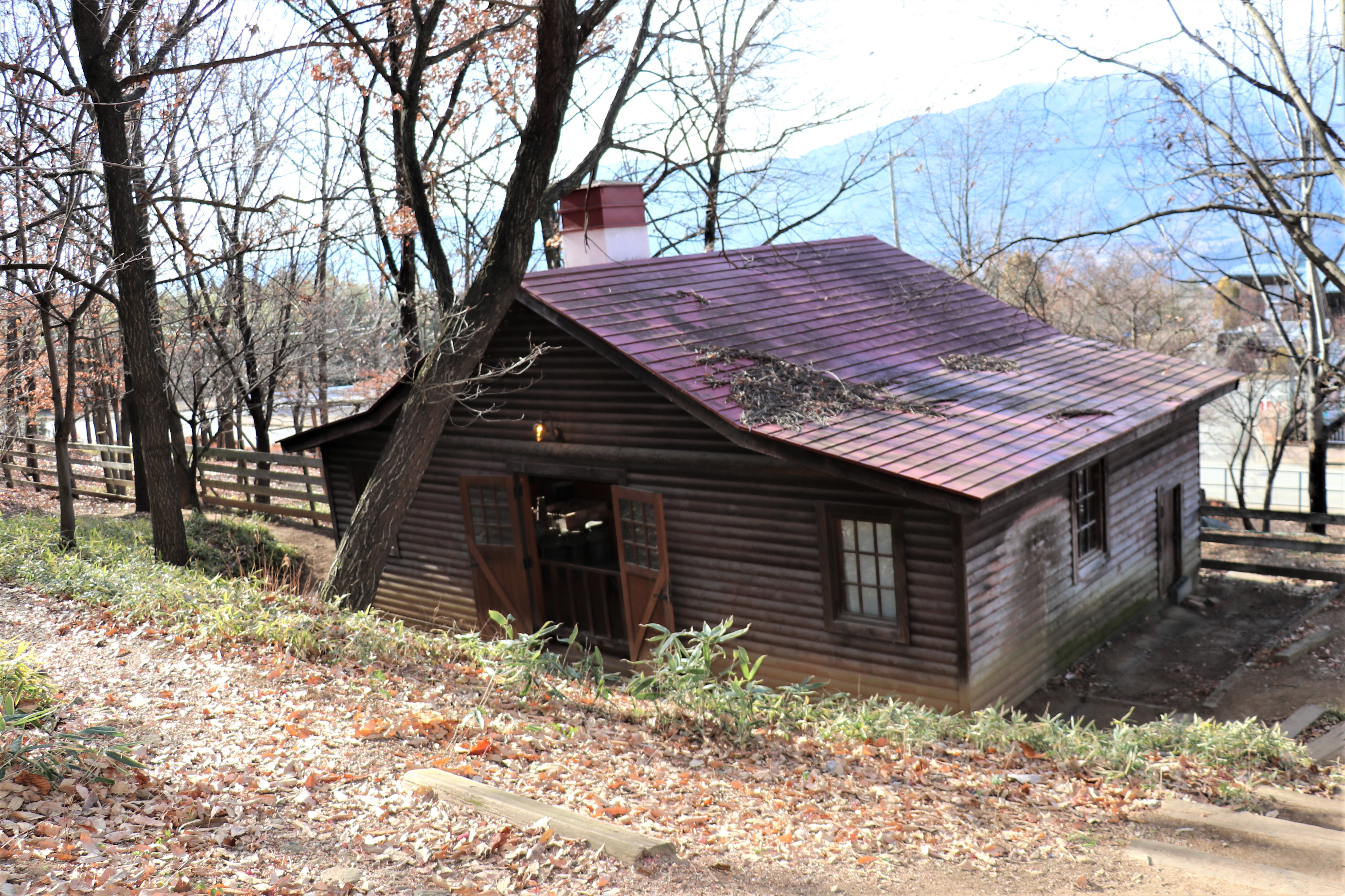 13アルムの山小屋外観.jpg