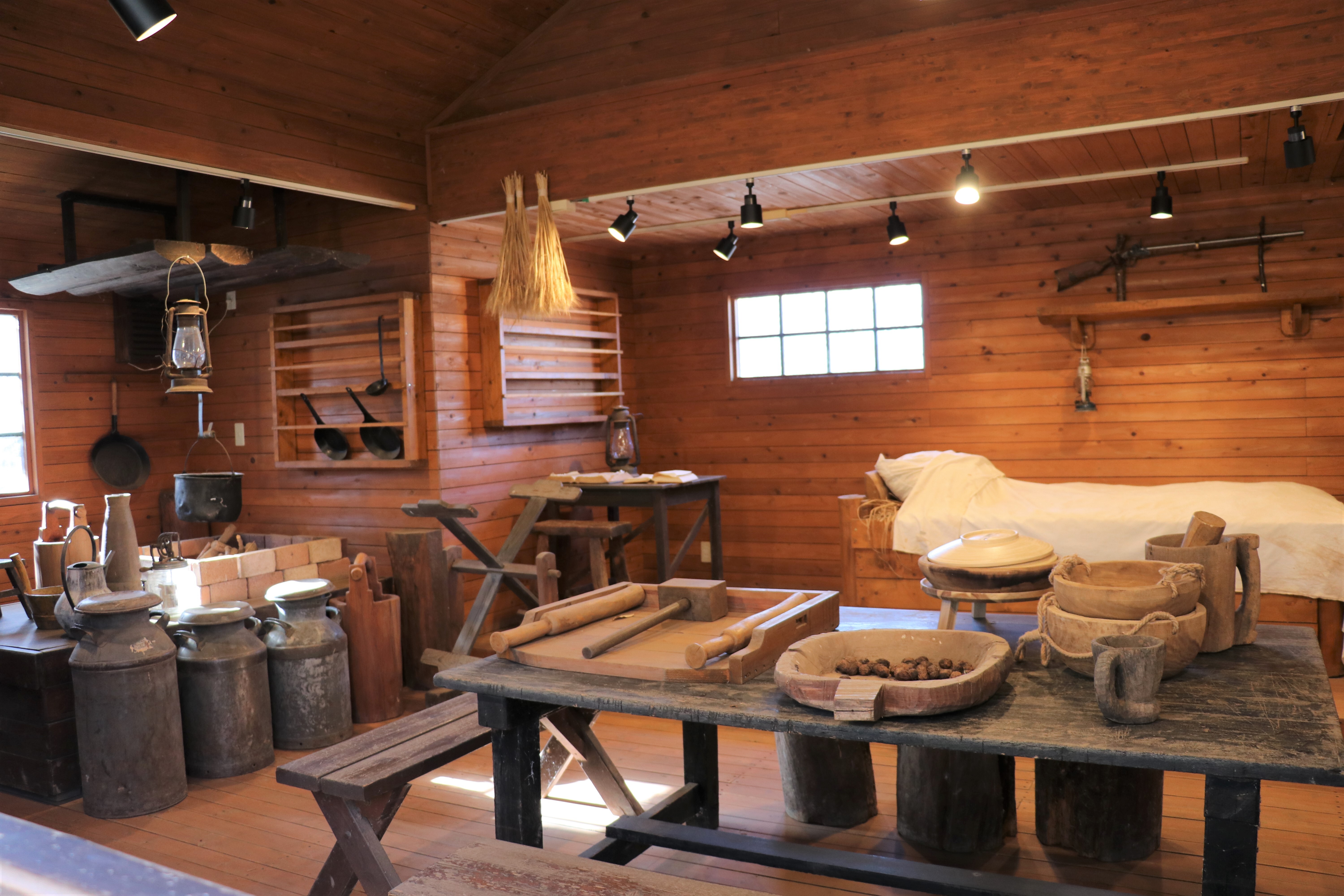 14アルムの山小屋の中.jpg