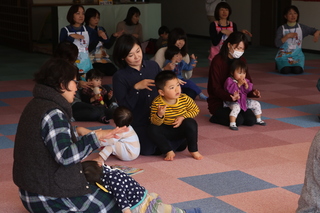 手遊びの様子