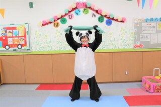 〇パンダの姿で両手を上に.jpg