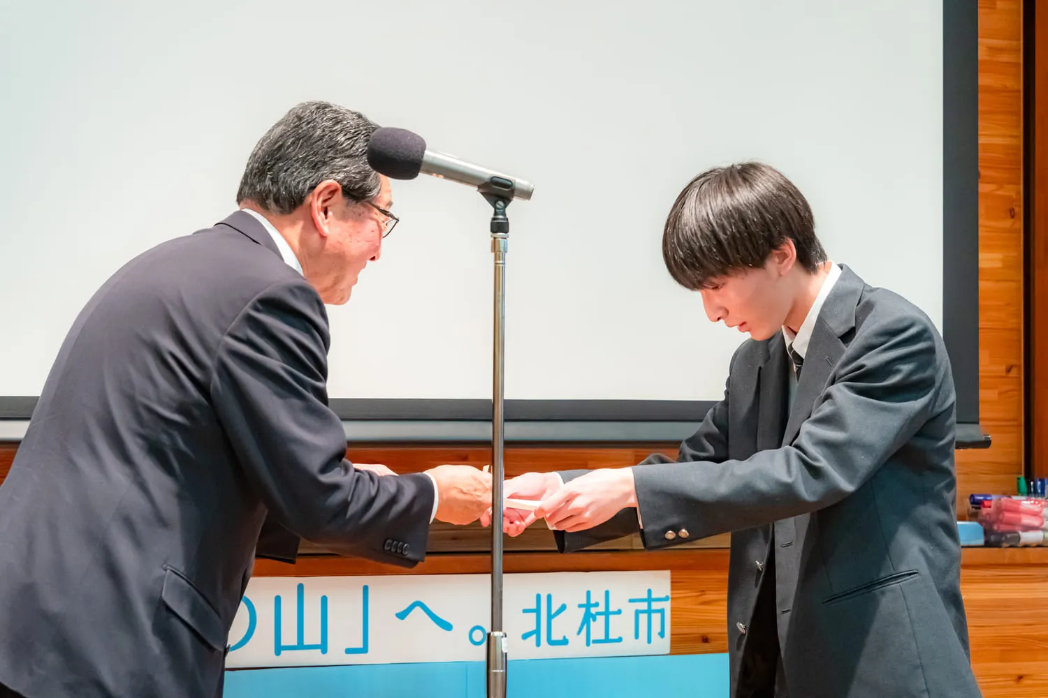 2025水の山ユースアイデアプロジェクト 発表会の様子 修了証