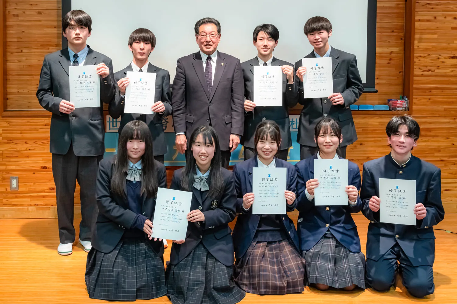 2025水の山ユースアイデアプロジェクト 発表会の様子 発表者集合写真