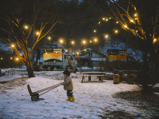 サウナ外観と夜のライトアップ