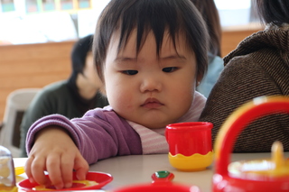 おもちゃで遊ぶ子ども