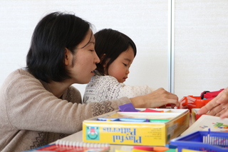 おもちゃで遊ぶ親子