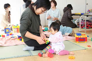 おもちゃで遊ぶ親子