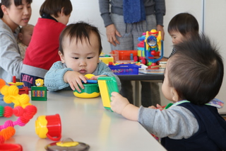 おもちゃで遊ぶ子どもの様子