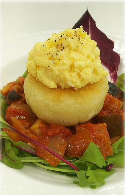 エッグベネディクト風じゃが餅野菜ラタトゥユ添え