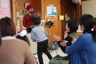 子どもも演奏に惹かれます