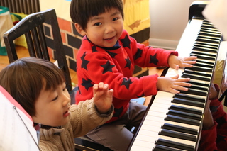 ピアノ演奏する子ども