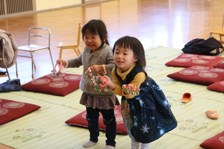 鈴を持つ子ども達