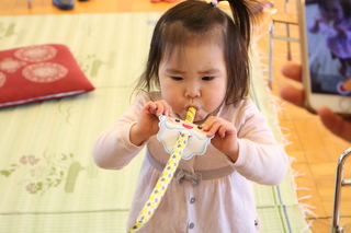 プレゼントで遊ぶ子ども