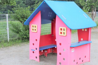 18小泉保育園遊具お家.jpg