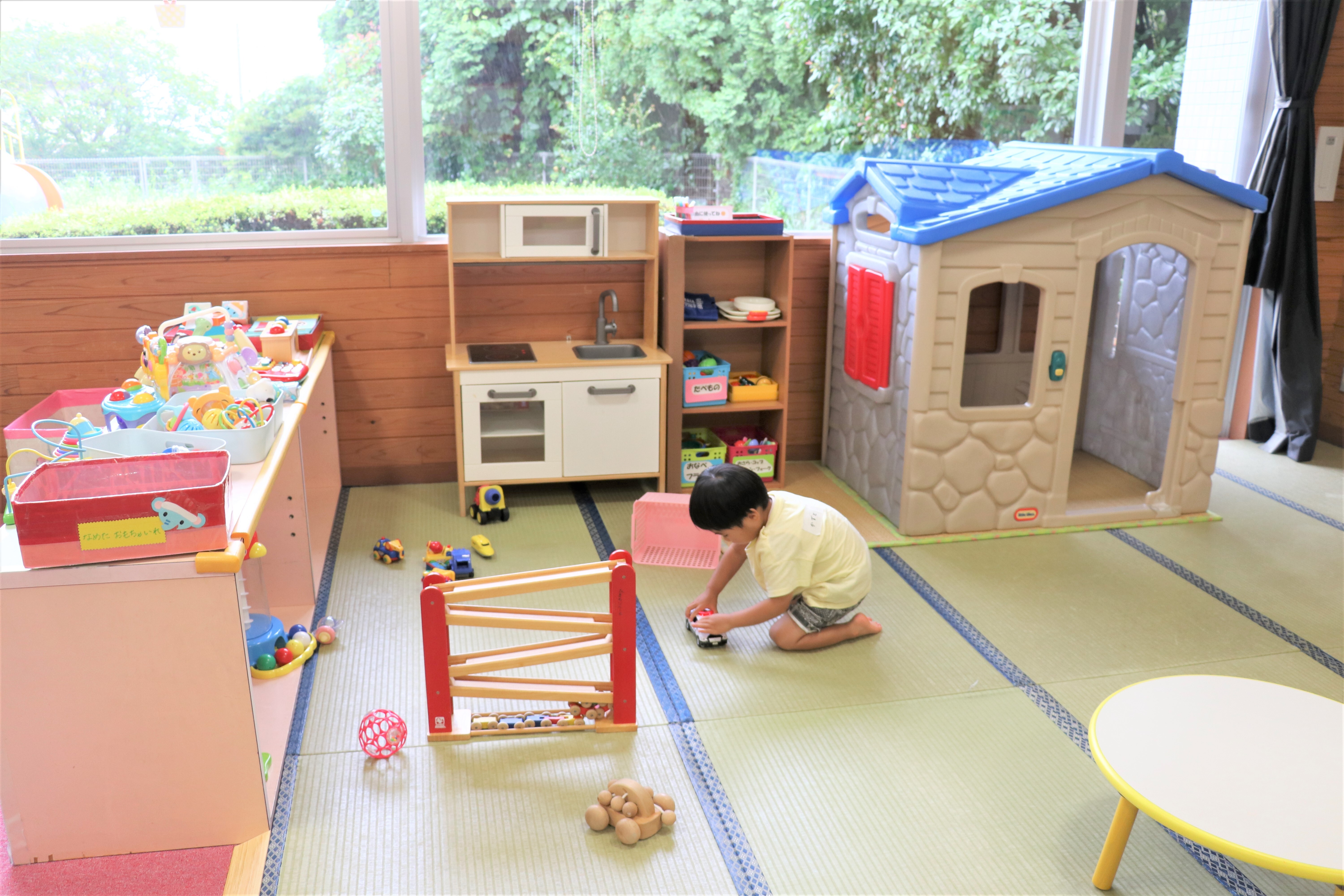 7おもちゃで遊ぶ.jpg