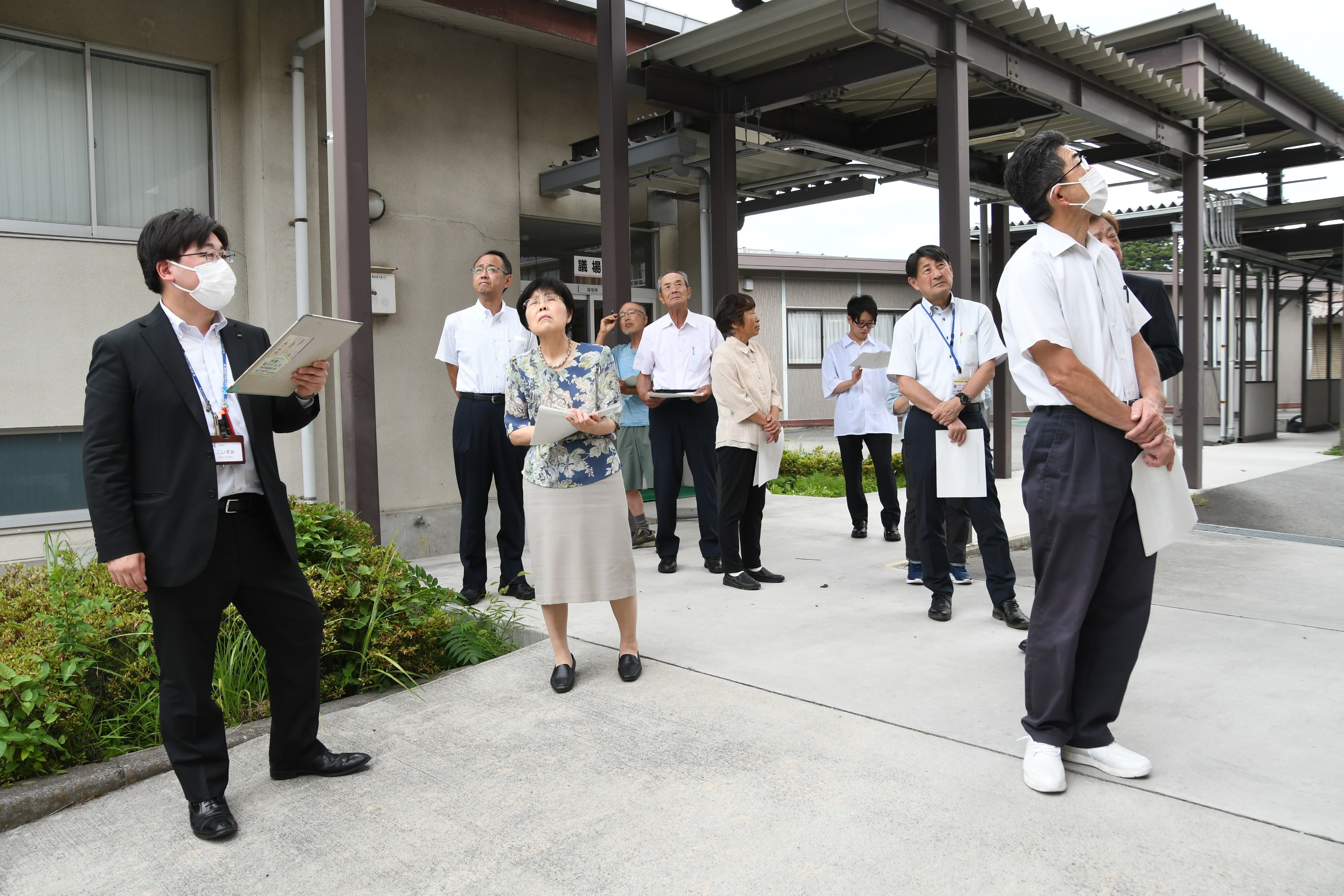 本庁舎を視察している様子