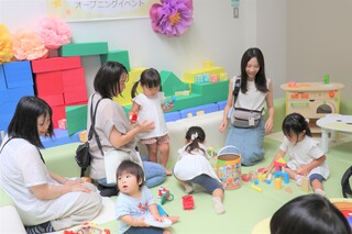 8式典のあとも遊ぶ親子.jpg