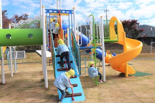 8滑り台で遊ぶ園児.jpg