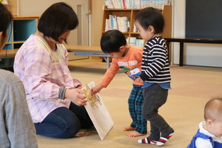 パネルシアターで遊ぶ子どもの様子