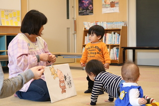 パネルシアターで遊ぶ子どもの様子