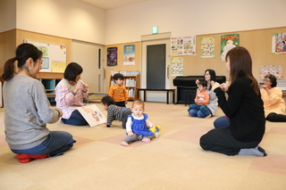 手遊びの様子