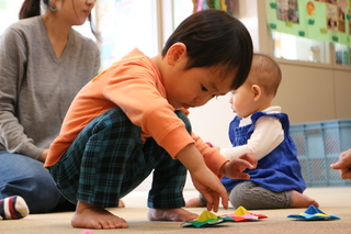 コマを回す子ども