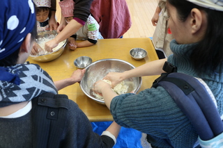 粉をこねる様子