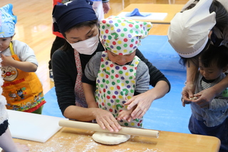 親子で生地伸ばし