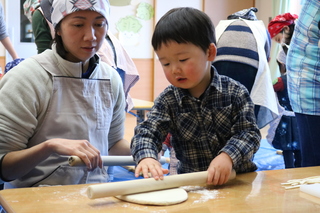 麺棒を使って生地伸ばし