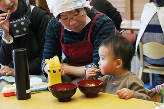 かりんとうを食べるこども