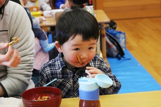 かりんとう食べる子ども