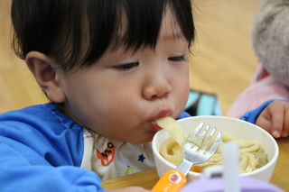 ほうとう食べる子ども