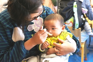 カボチャを食べる赤ちゃん