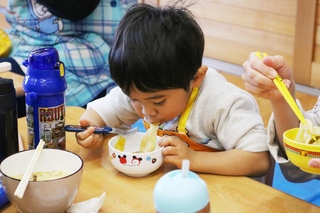 ほうとうを食べる子ども