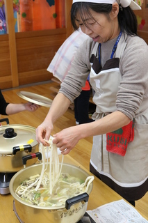 麺を投入