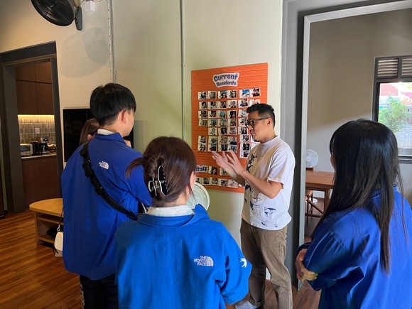 デジタルノマド受け入れの要点を聞く様子