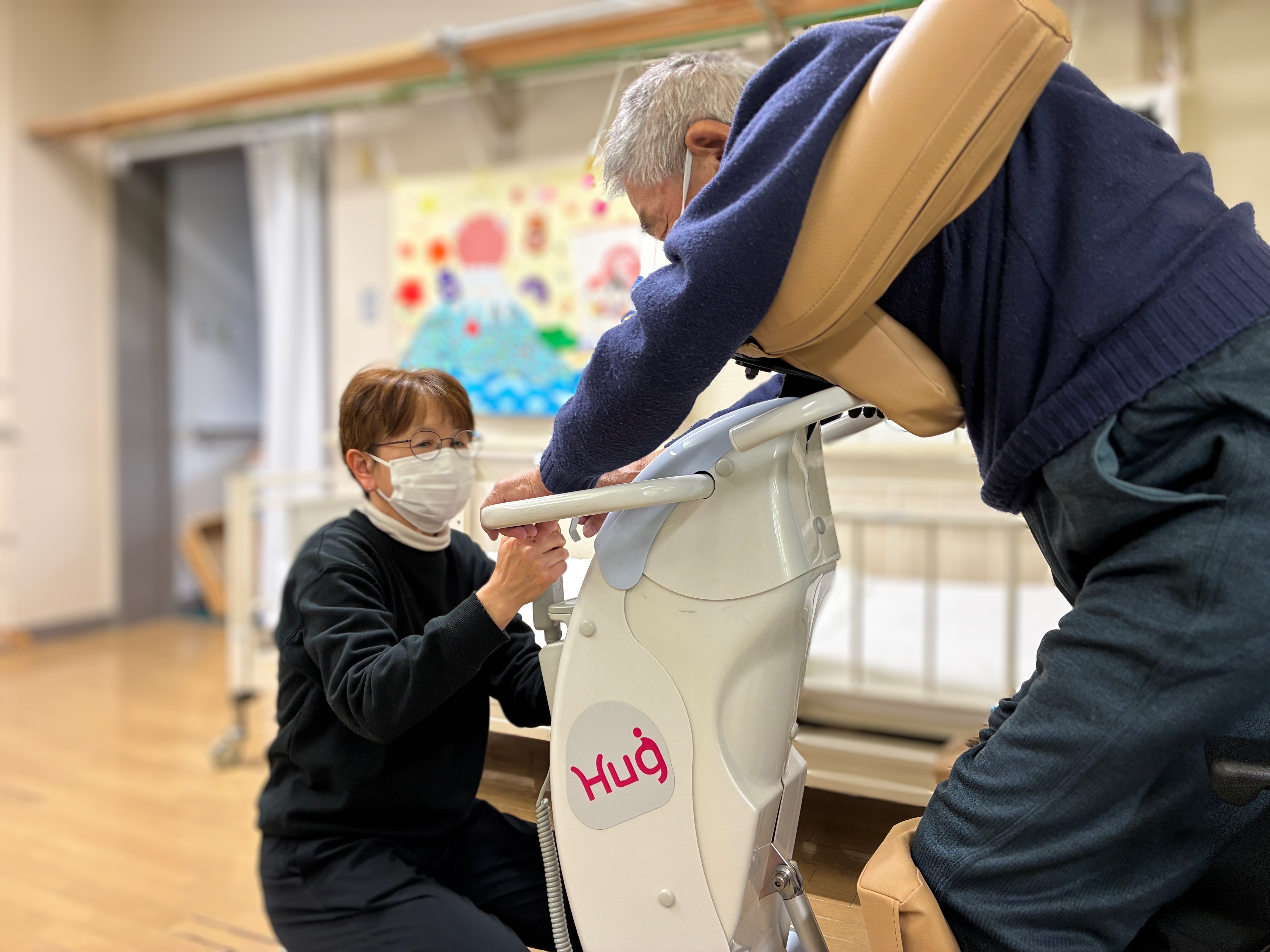 車椅子からベッドへ介護ロボットHugで移動も安心