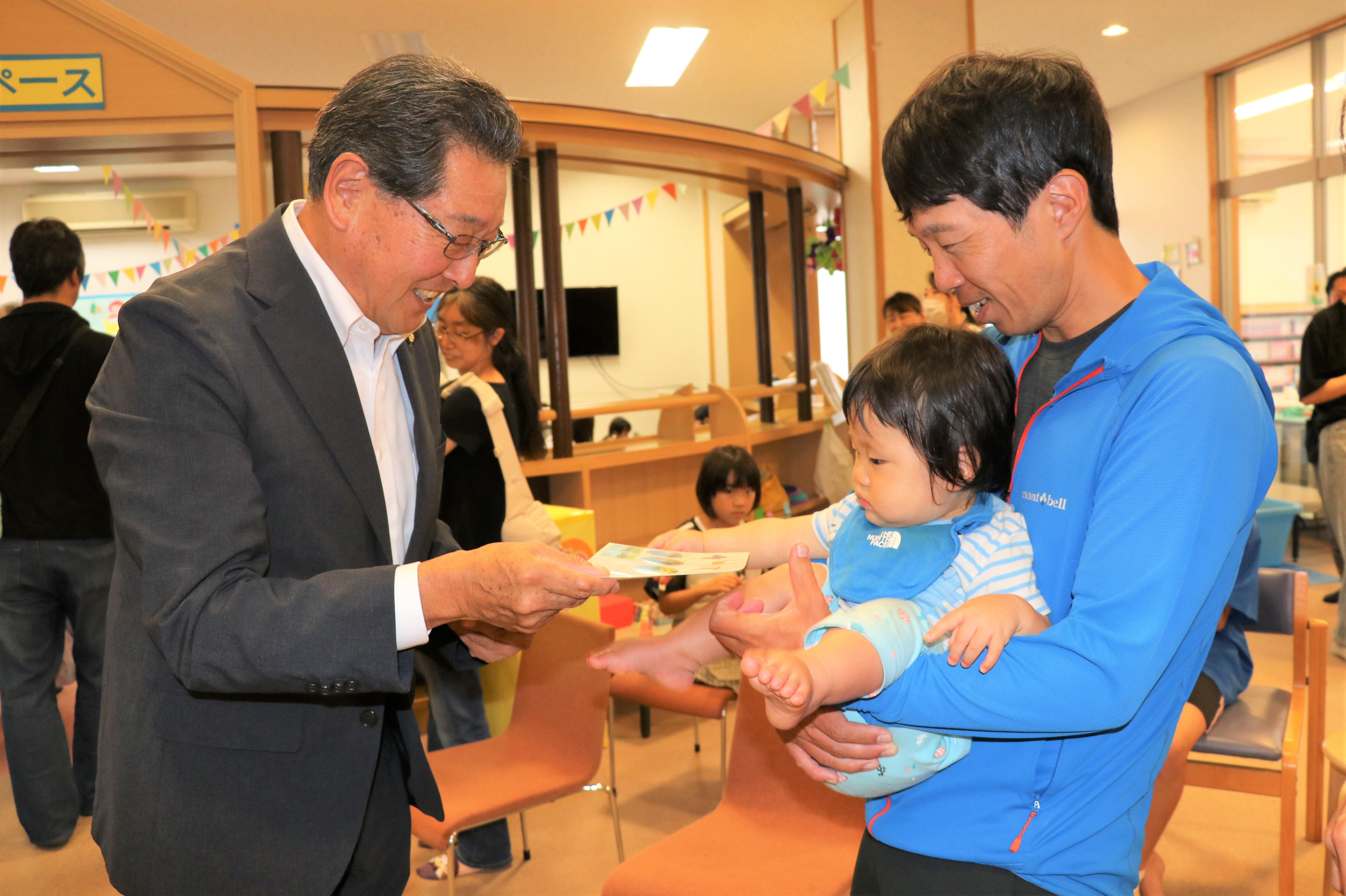 6シール手渡し.JPG