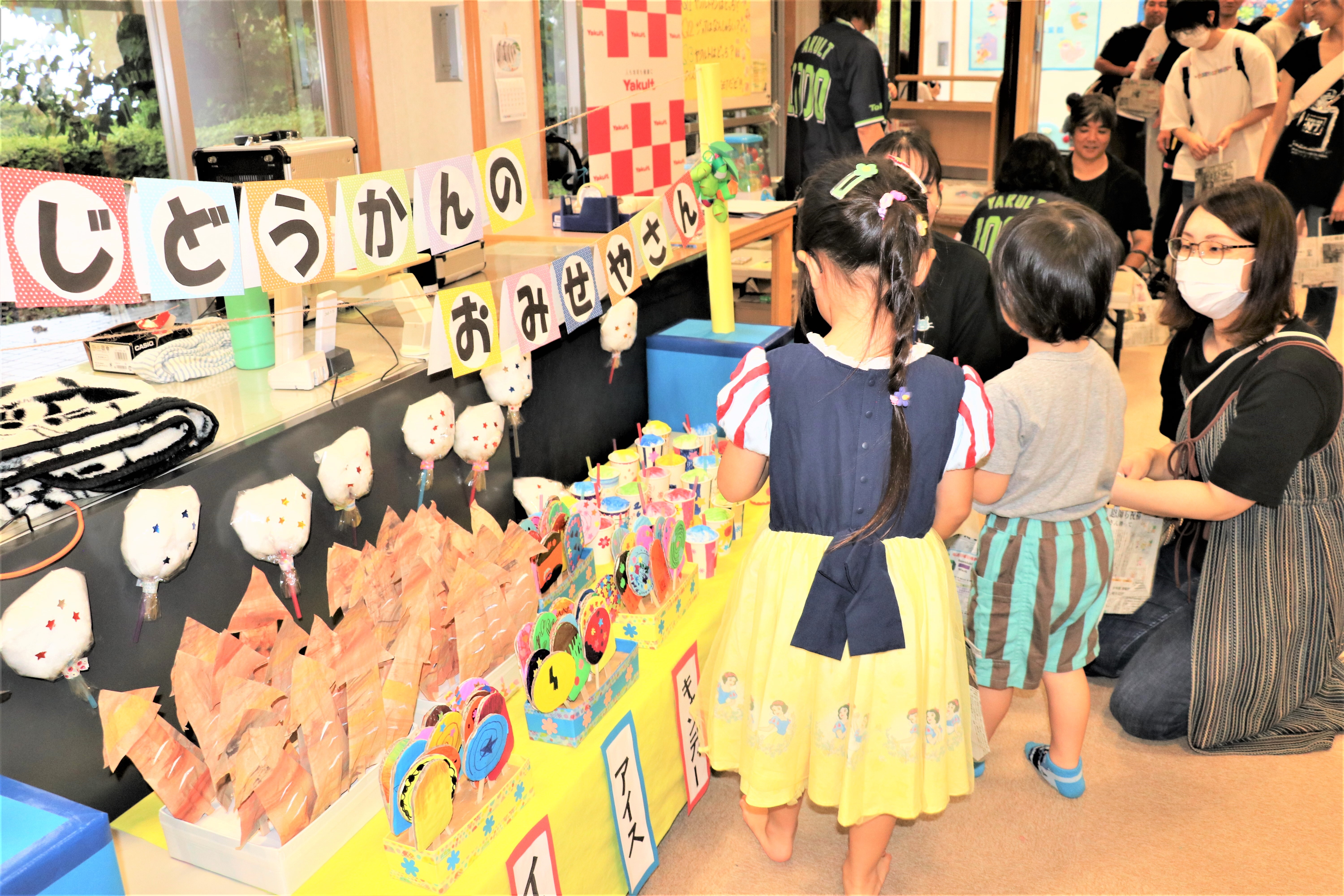 8お店屋さんの前で.jpg