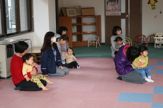 演奏に聞き入る親子