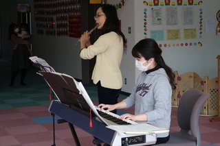 講師による演奏の様子