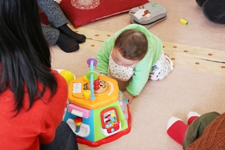 おもちゃで遊ぶ子ども