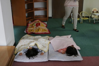 ぐっすり眠る子ども